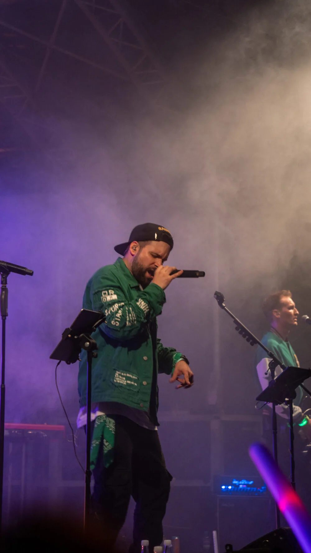 Live-Band beim Sommer-Open-Air mit Lichtshow